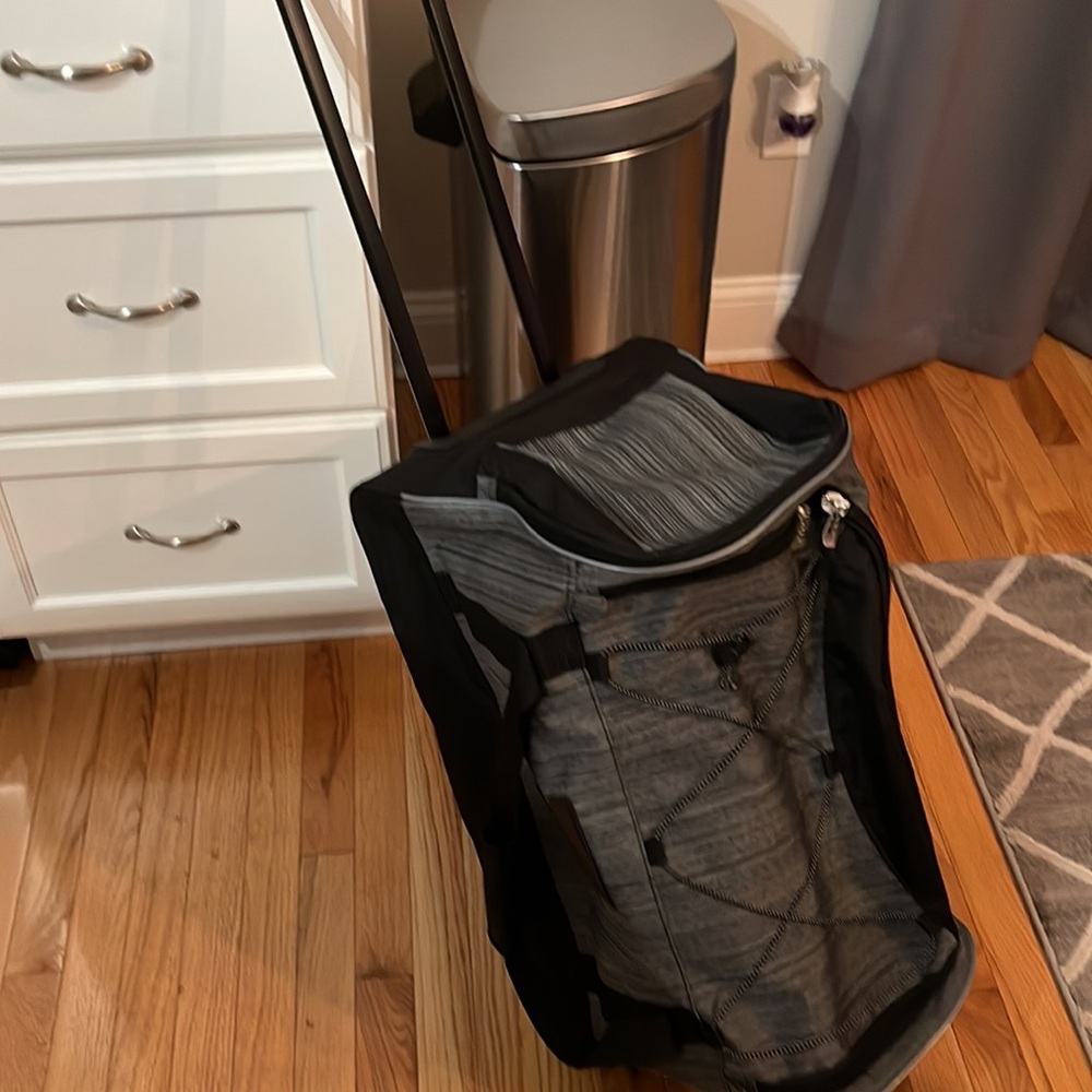 P 2ft by 14 inch by 12 inch rolling duffle bag used twice! In great condition
